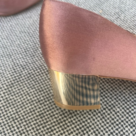 Vince Camuto sz 8.5 rose, pink round toe heel w/low stacked gold reflective heel - Picture 6 of 7